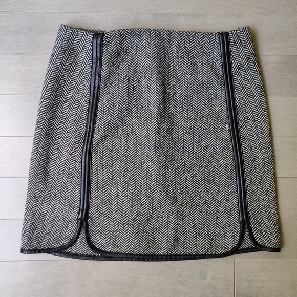Joe Fresh Herringbone Tweed Black and White Mini Skirt Size 2 - Picture 2 of 10